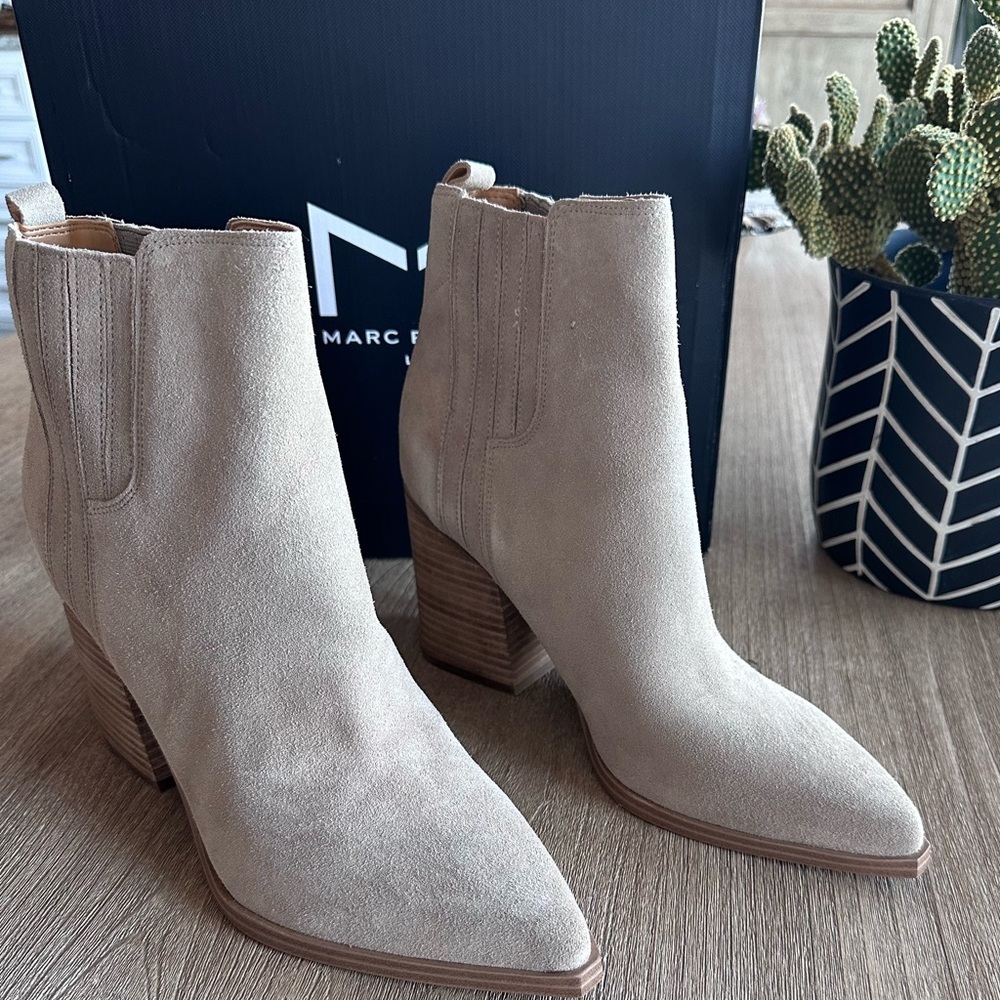 Marc Fisher Oshay Bootie Suede Block Heel Western Pointed Toe Light Grey 10 NWB - Picture 3 of 10